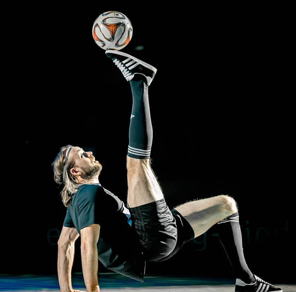 anders und sehr Entwickler Camill balanciert beim Freestyle Fußball einen Ball auf dem Fuß anders und sehr Entwickler Camill balanciert beim Freestyle Fußball einen Ball auf dem Fuß