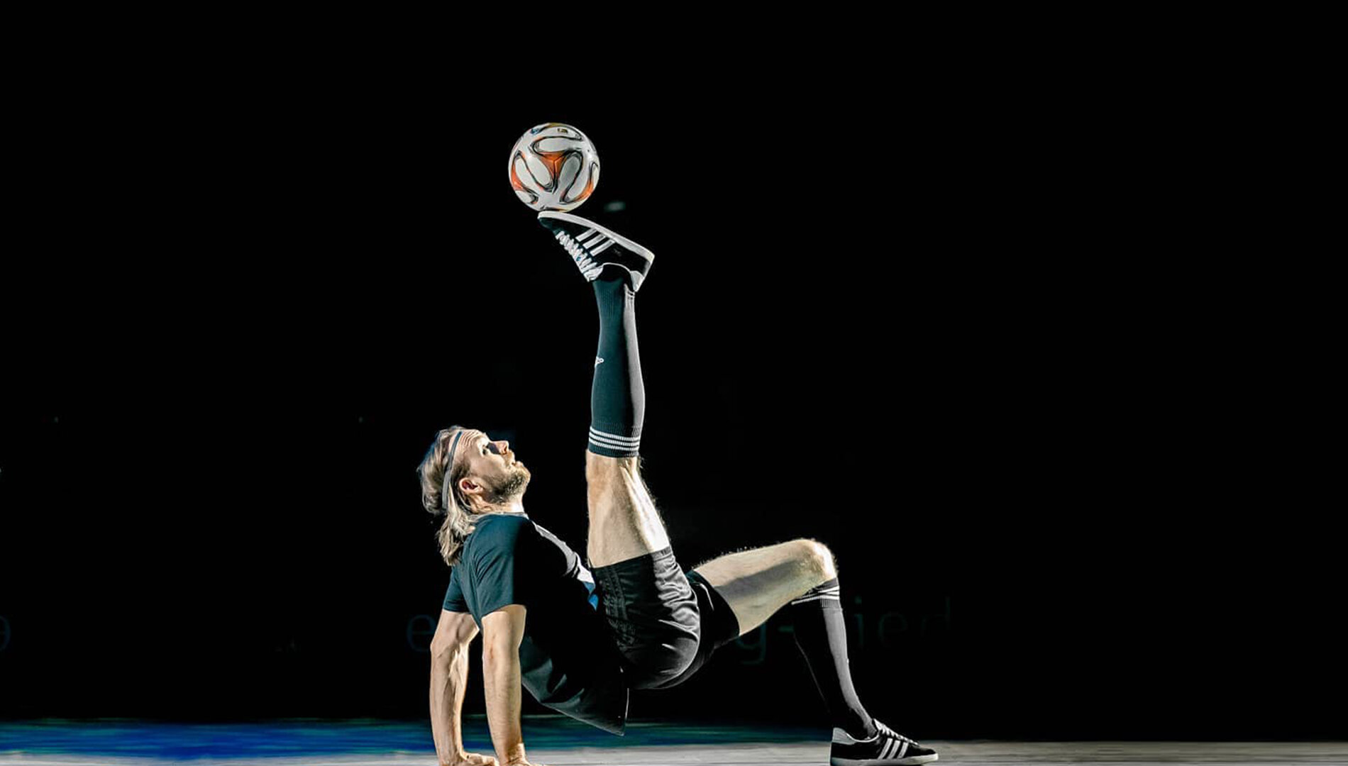 anders und sehr Entwickler Camill balanciert beim Freestyle Fußball einen Ball auf dem Fuß anders und sehr Entwickler Camill balanciert beim Freestyle Fußball einen Ball auf dem Fuß